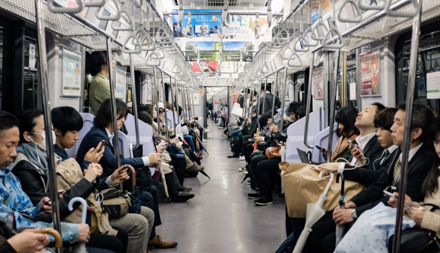 Japanese Residents Condemn Foreign Tourists, Equating Certain Behaviors on Trains to Bullying