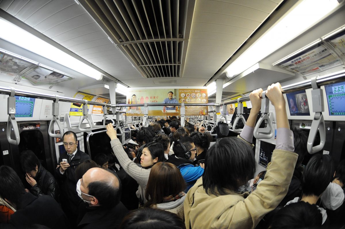 Japanese Residents Condemn Foreign Tourists, Equating Certain Behaviors on Trains to Bullying