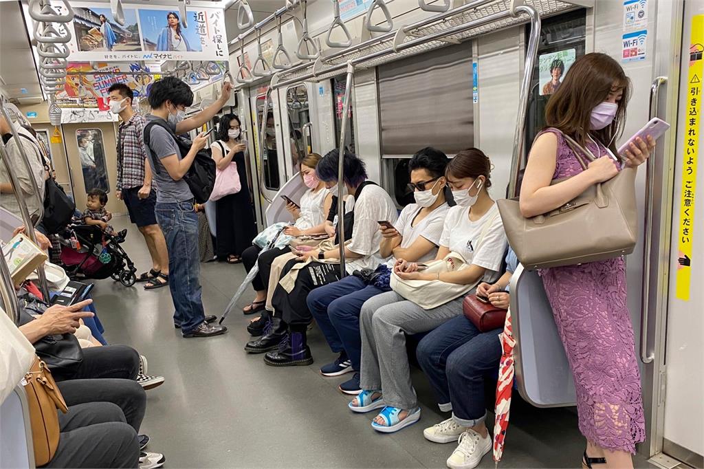 Japanese Residents Condemn Foreign Tourists, Equating Certain Behaviors on Trains to Bullying