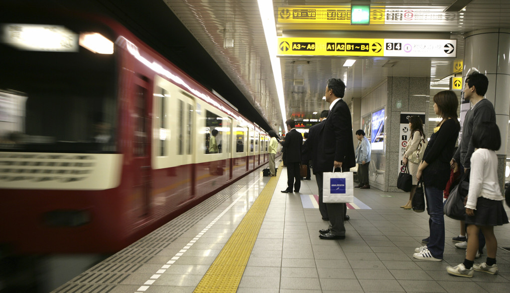 Japanese Residents Condemn Foreign Tourists, Equating Certain Behaviors on Trains to Bullying