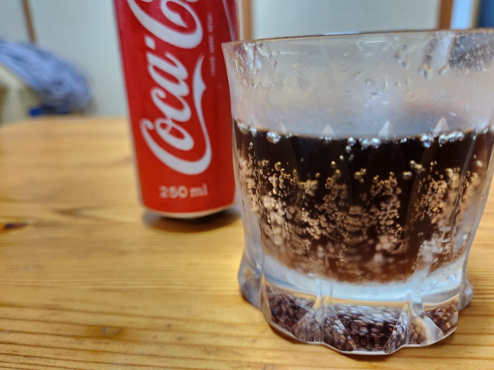 A Hiker Unexpectedly Finds a 40-Year-Old Coke, and a Japanese Netizen Dares to Drink It... Still Fizzy!