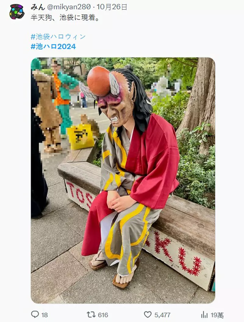 2024 Tokyo Ikebukuro Halloween Shocking Debut! The 'Eight Foot Lord' participated in the battle, surpassing the vending machine in height and attracting attention