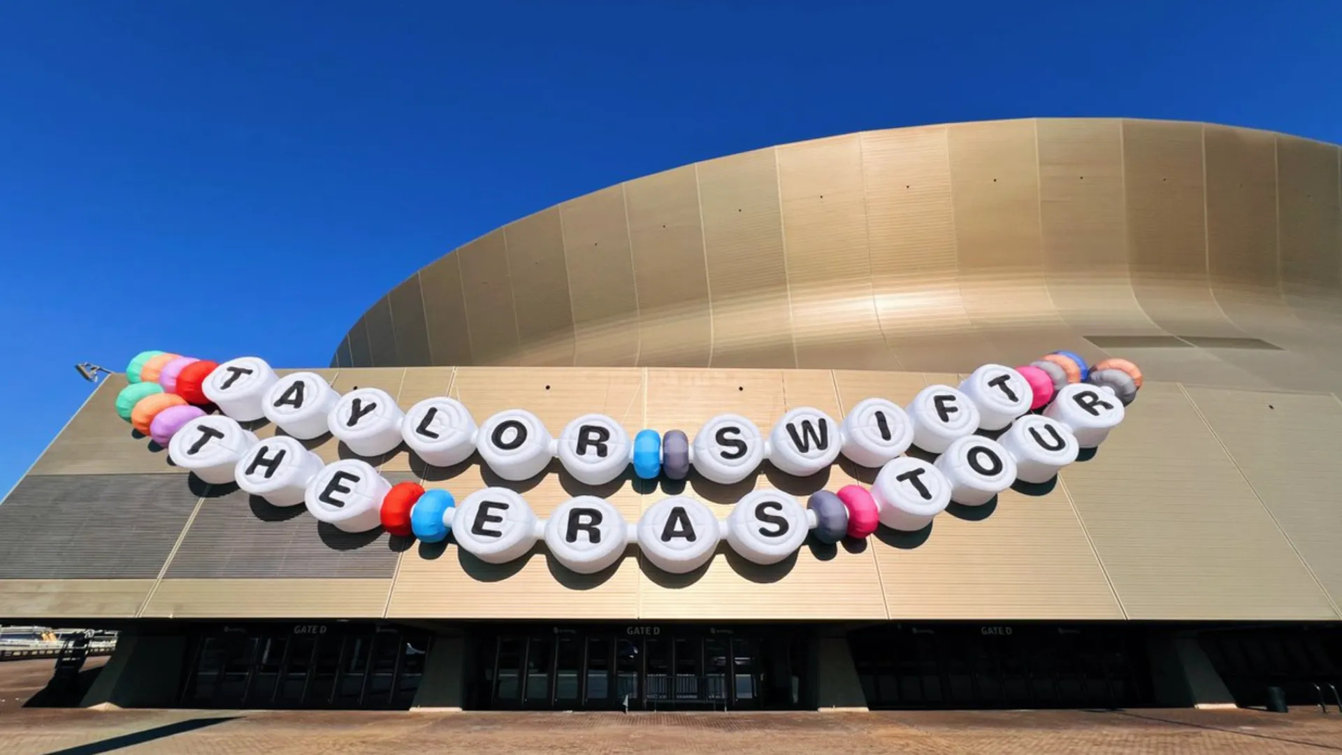 New Orleans Arena opens Taylor Swift mode! Giant Friendship Bracelet Cute Fans' Hearts