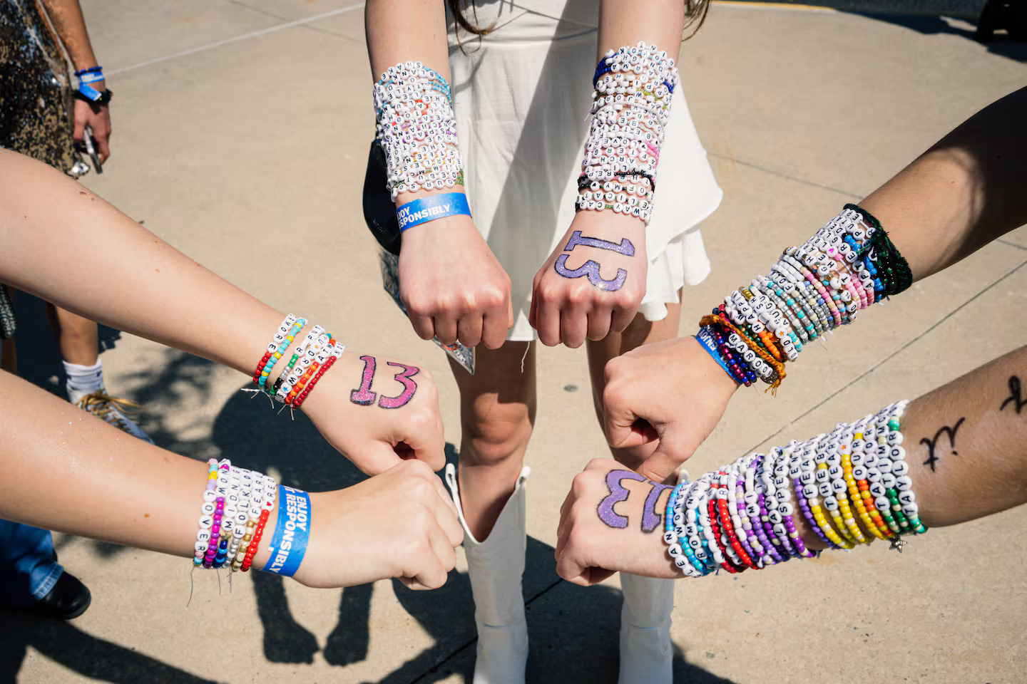 New Orleans Arena opens Taylor Swift mode! Giant Friendship Bracelet Cute Fans' Hearts