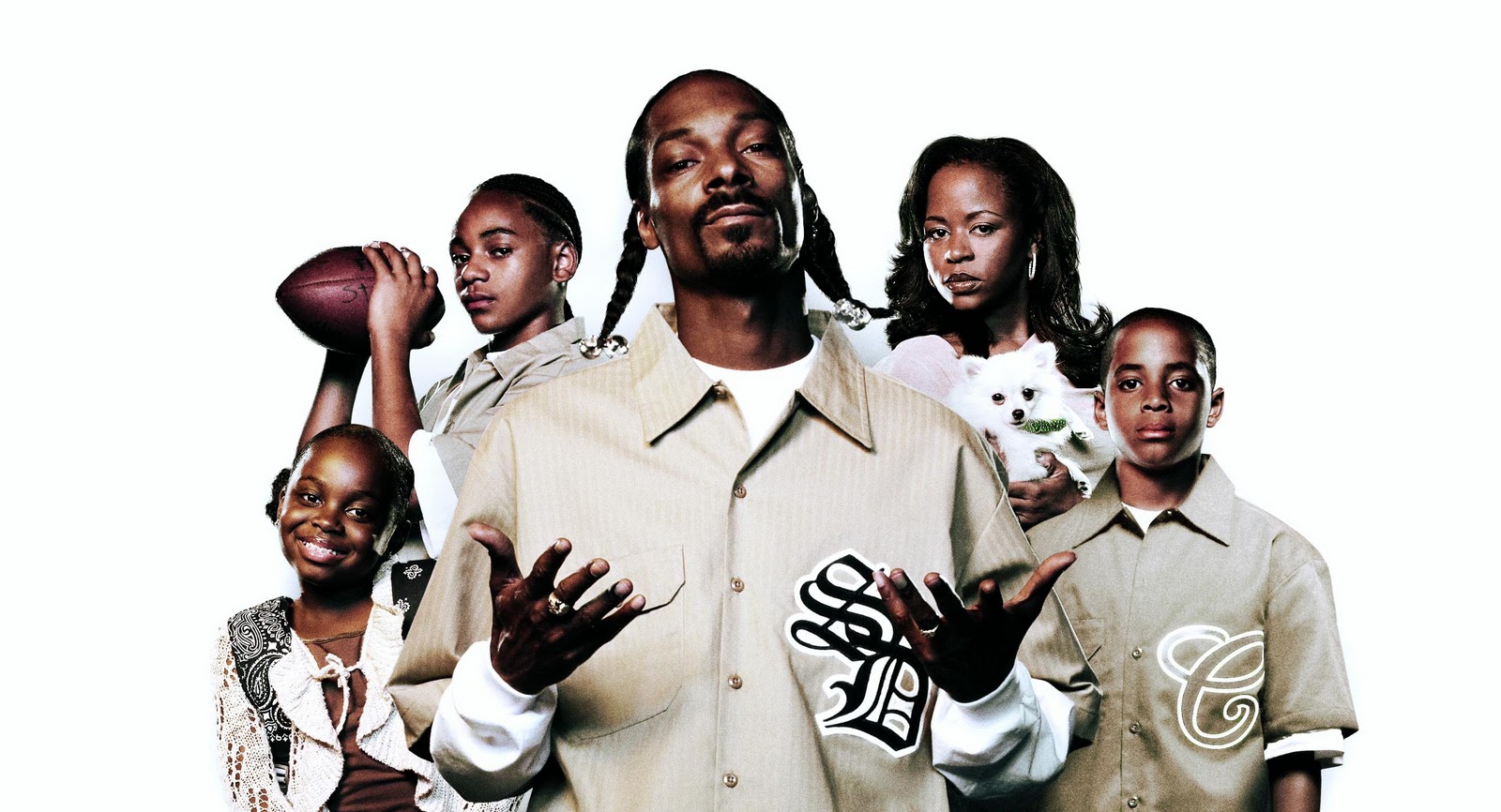 The hip-hop godfather Snoop Dogg is powerful on stage, but offstage he is a warm grandfather! He helps his grandson change into a cartoon outfit, and his way of handling his daughter's life is surprising.