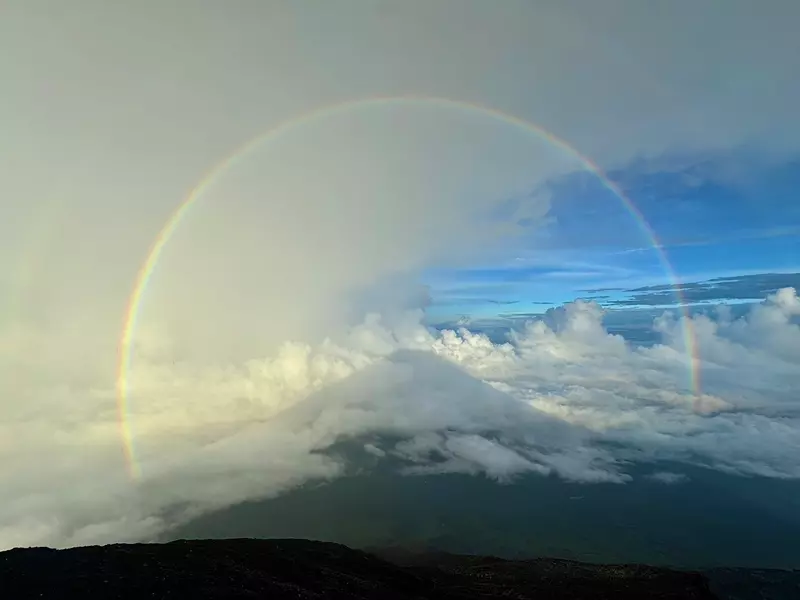 It's like a reenactment of the animated scene from 'Legend of the Demons and Heroes'! The beautiful rainbow scenery of Mount Fuji reminds people of the 