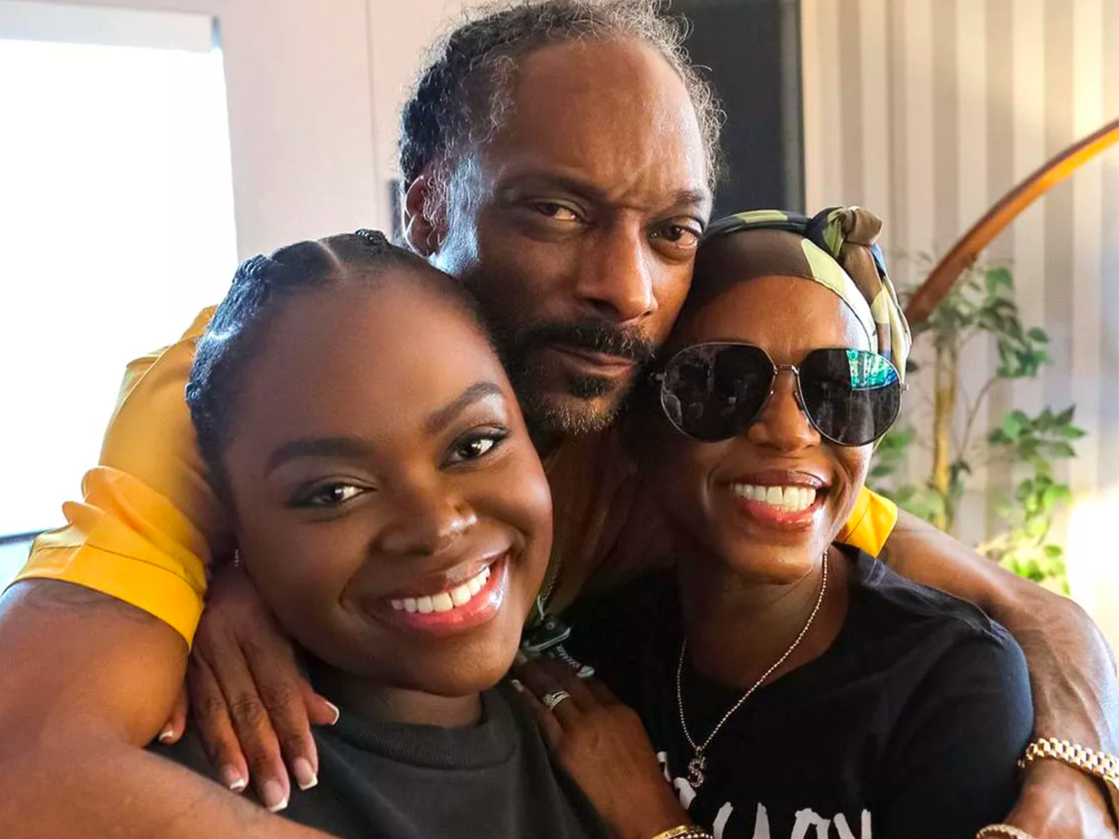 The hip-hop godfather Snoop Dogg is powerful on stage, but offstage he is a warm grandfather! He helps his grandson change into a cartoon outfit, and his way of handling his daughter's life is surprising.