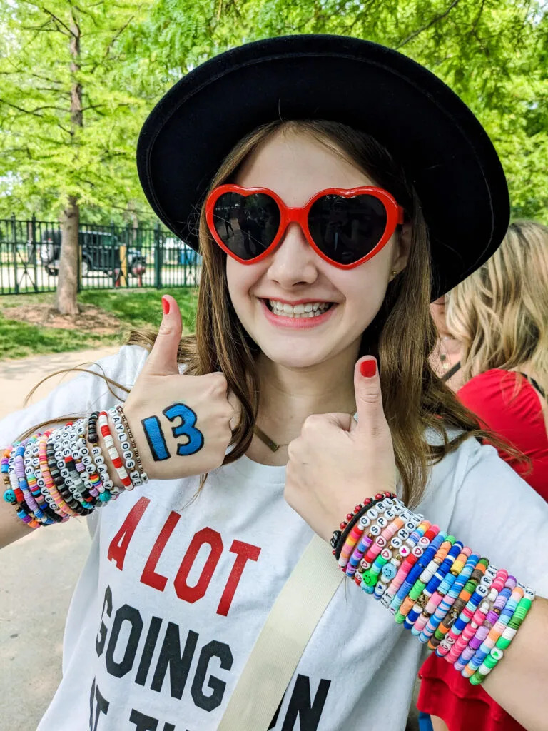 New Orleans Arena opens Taylor Swift mode! Giant Friendship Bracelet Cute Fans' Hearts