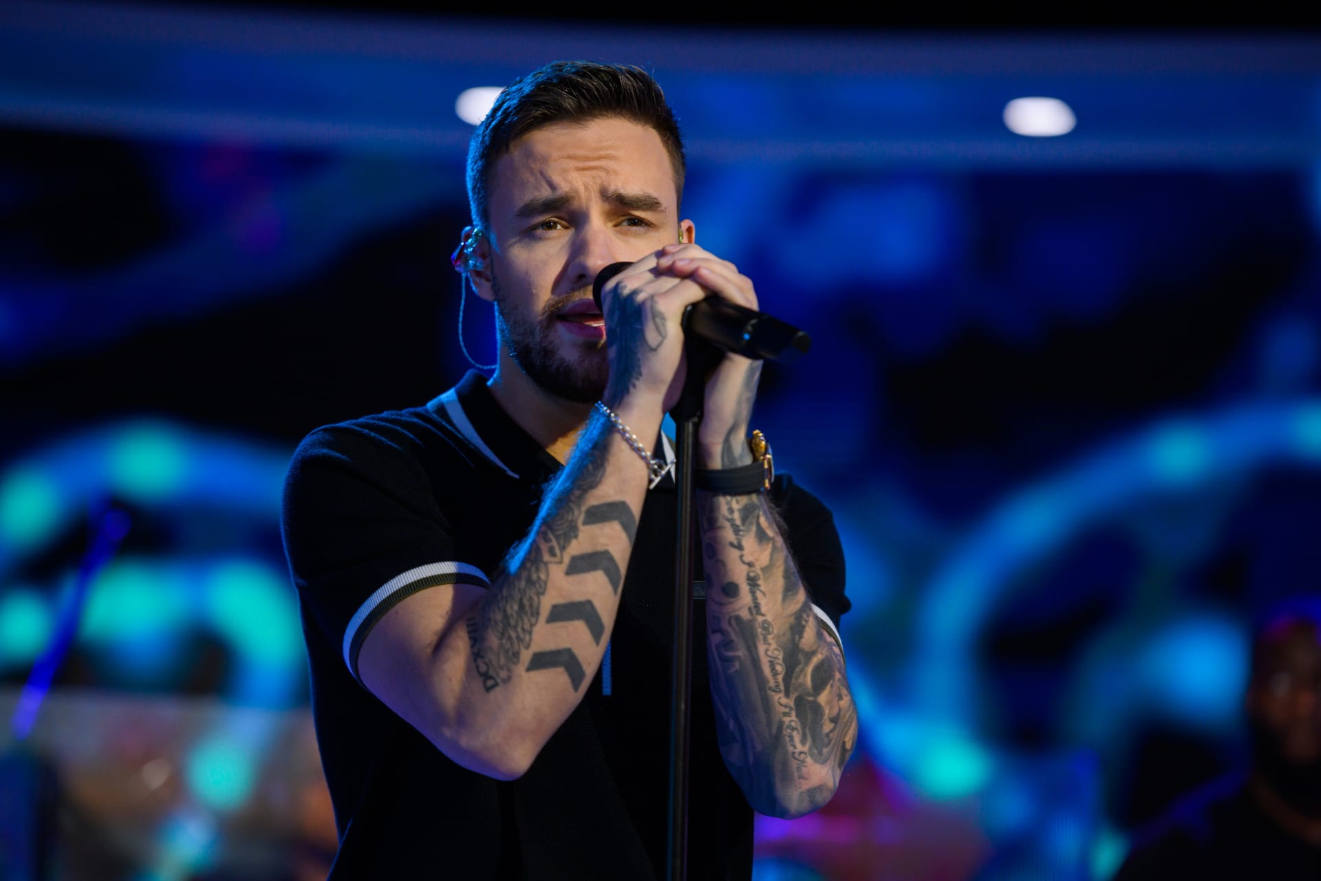 Liam Payne, a member of One Direction in the UK, accidentally fell from a building and died! Fans' heartache deepens again