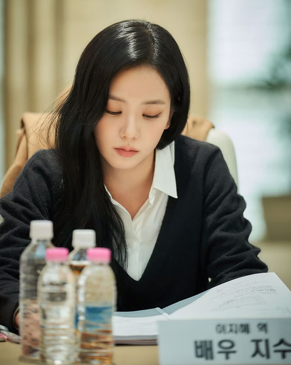 The public has been brainwashed by Ros é's' APT ', but Jisoo is embroiled in controversy! She demonstrates a calm work attitude with Buddhist spirit!