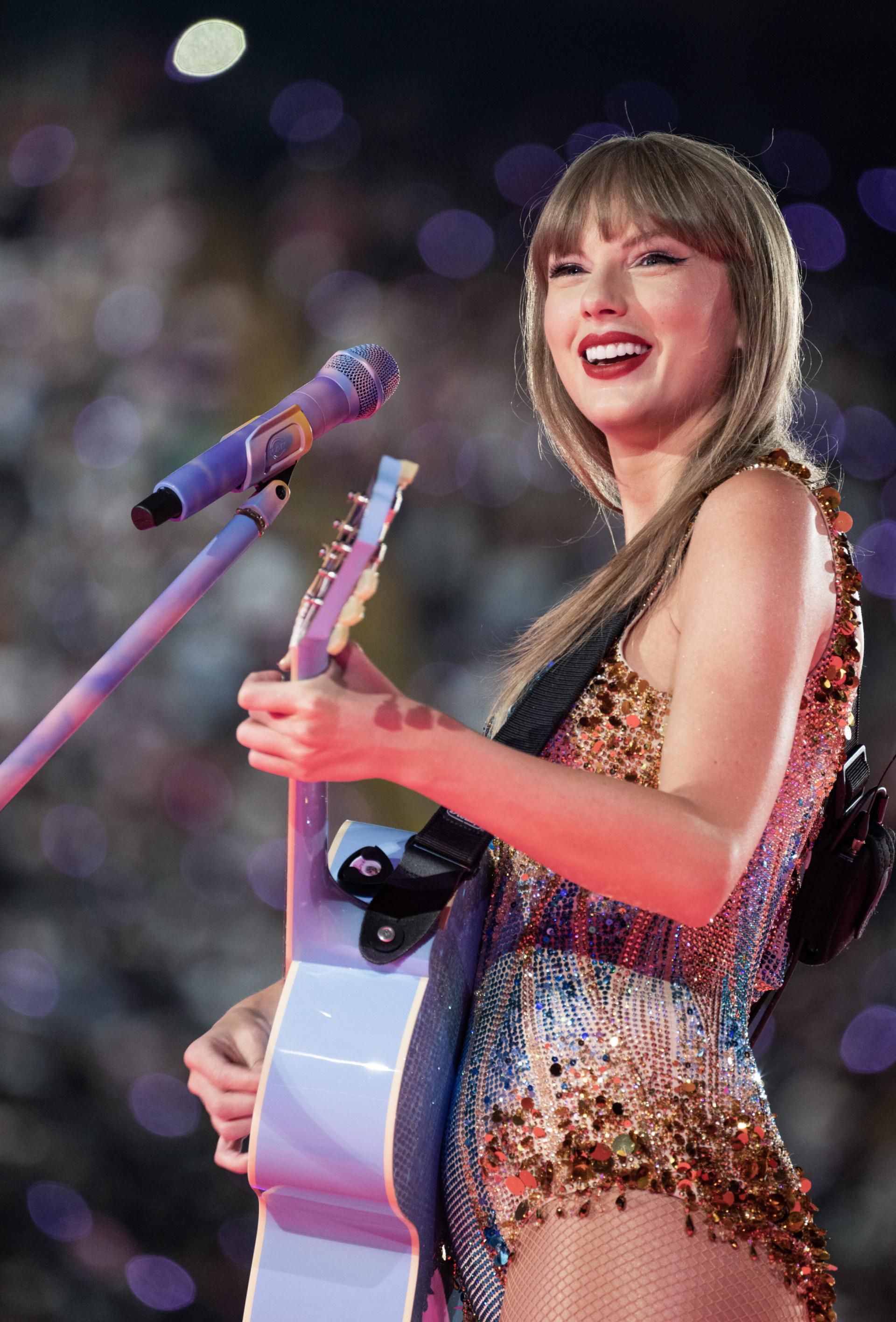 New Orleans Arena opens Taylor Swift mode! Giant Friendship Bracelet Cute Fans' Hearts