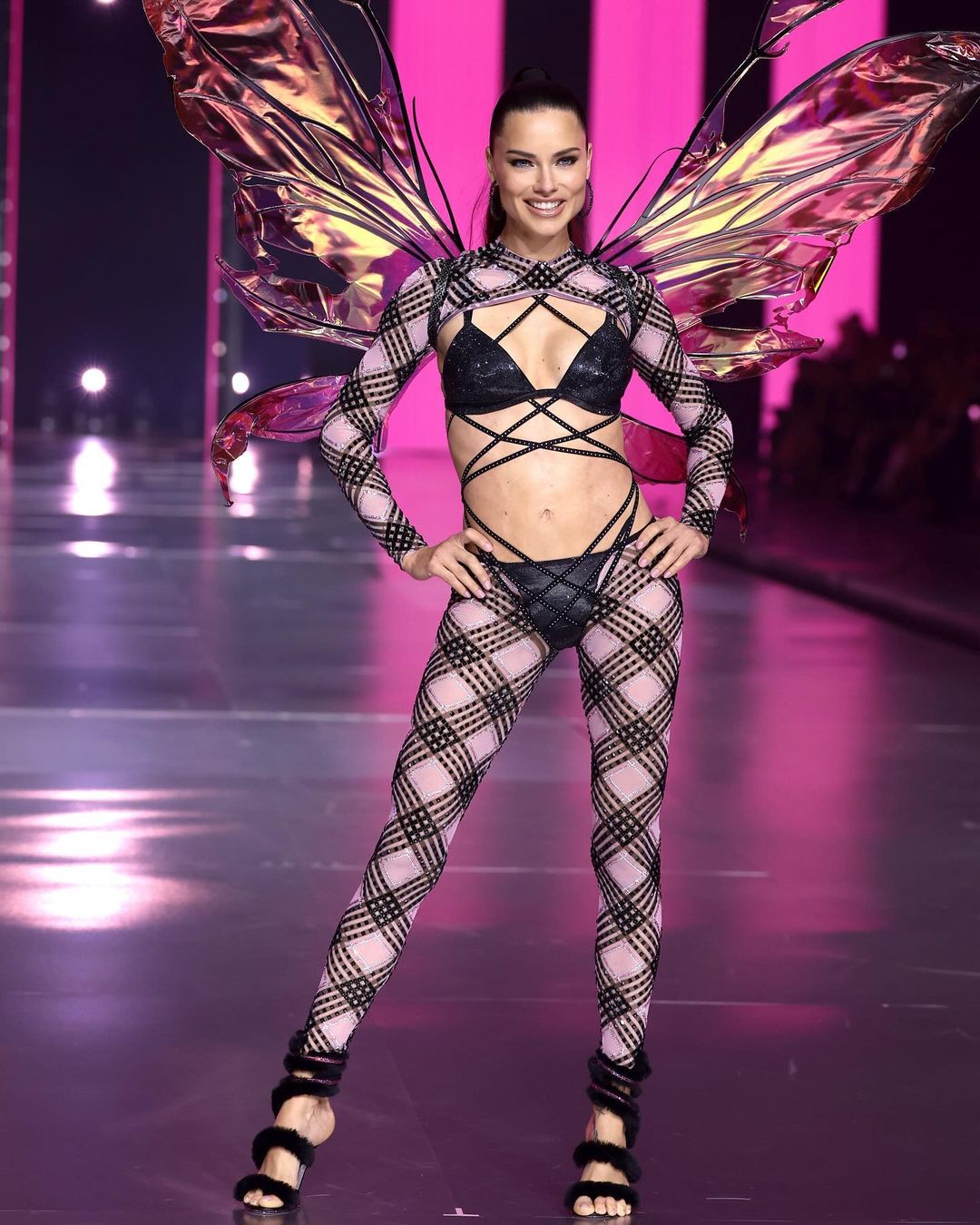 Victoria's Secret 2024 show is coming! Lisa exploded on stage, angels and models gathered, and the finale goddess brought tears to the eyes of the audience!