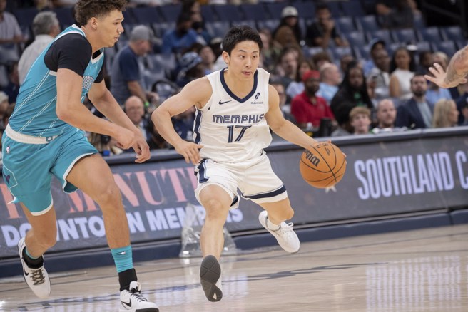 Japanese guard Yuki Kawamura has signed a two-way contract with the Memphis Grizzlies, becoming likely the fourth Japanese player to enter the NBA!