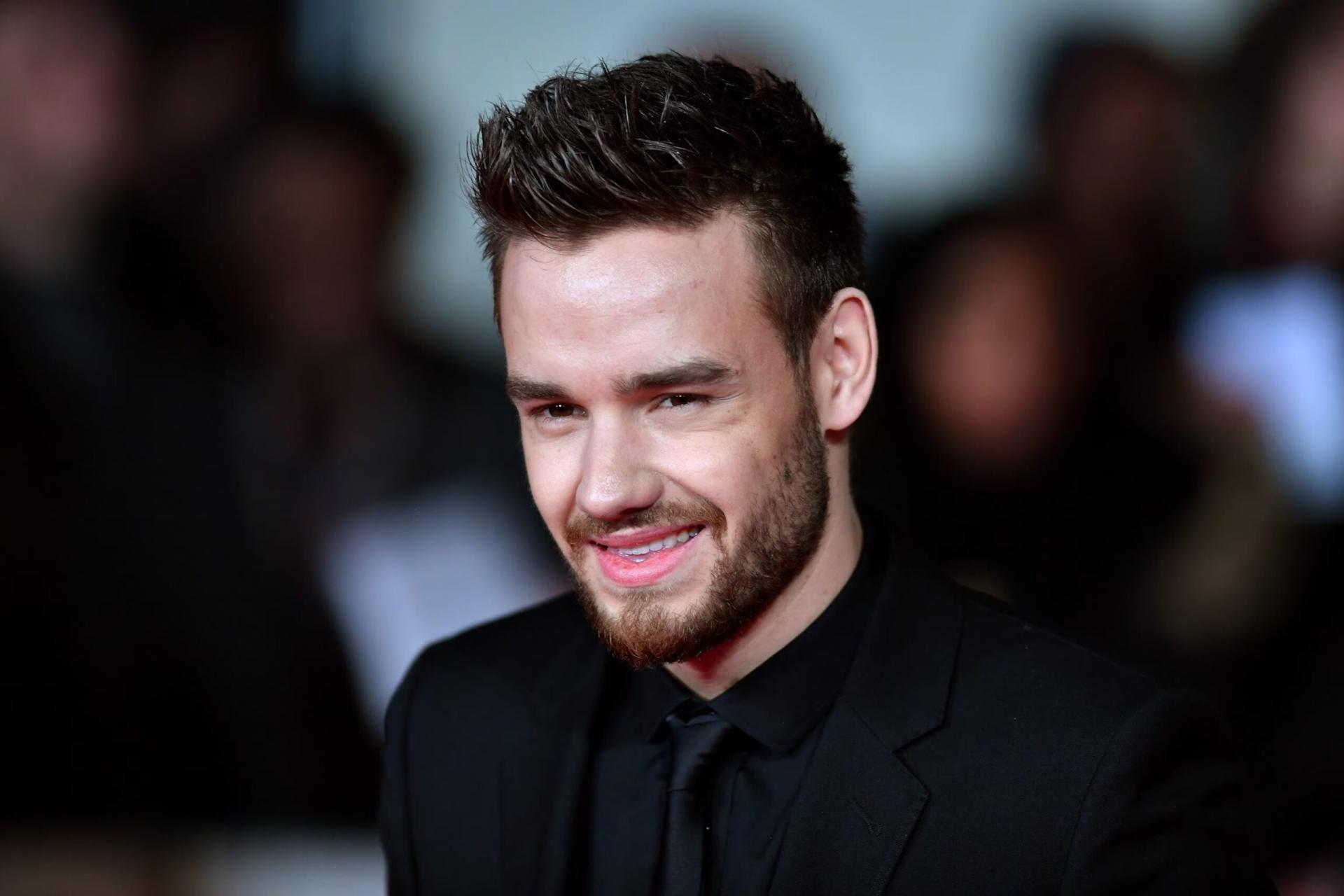 Liam Payne, a member of One Direction in the UK, accidentally fell from a building and died! Fans' heartache deepens again