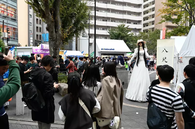 2024 Tokyo Ikebukuro Halloween Shocking Debut! The 'Eight Foot Lord' participated in the battle, surpassing the vending machine in height and attracting attention