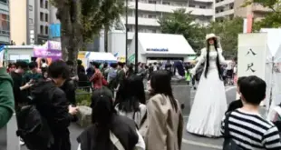 2024 Tokyo Ikebukuro Halloween Shocking Debut! The ‘Eight Foot Lord’ participated in the battle, surpassing the vending machine in height and attracting attention