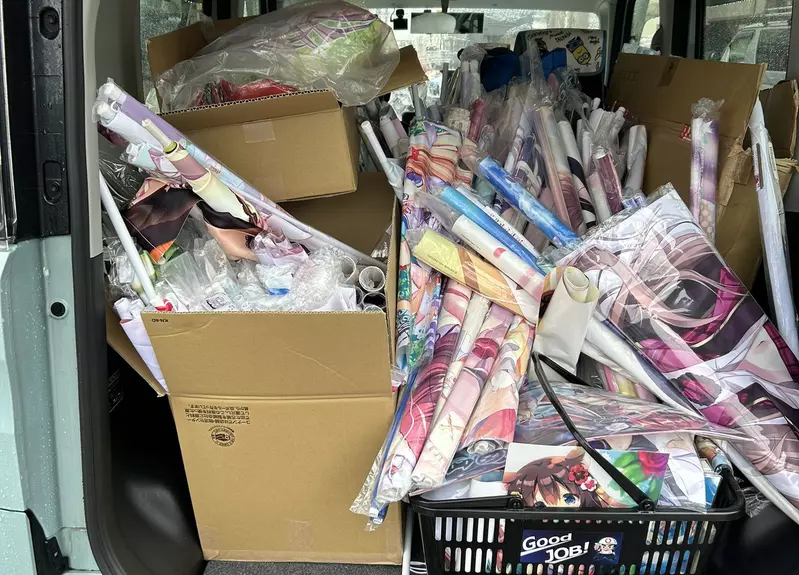 The relics of senior Japanese otaku are difficult to organize, and there are mountains of anime merchandise piled up! The beloved painter before his death was duty bound to lend a helping hand