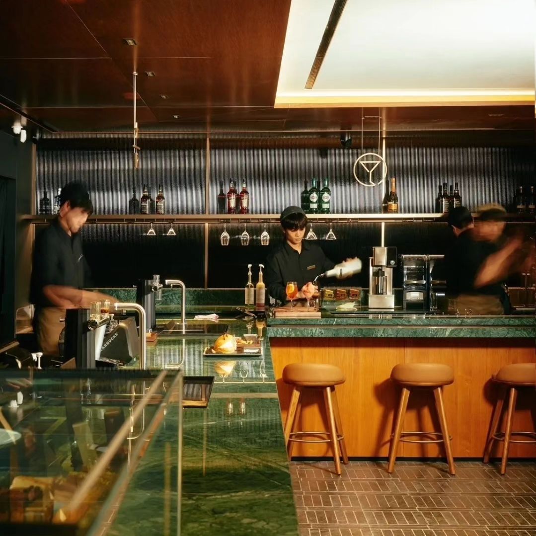 Seoul Renewal Experience! The first Starbucks bar in South Korea has opened, as if strolling through a designer furniture store from the 1960s