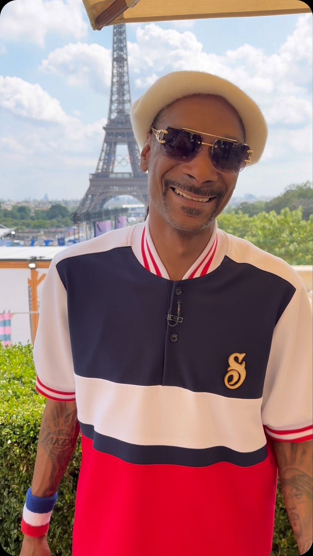 The hip-hop godfather Snoop Dogg is powerful on stage, but offstage he is a warm grandfather! He helps his grandson change into a cartoon outfit, and his way of handling his daughter's life is surprising.