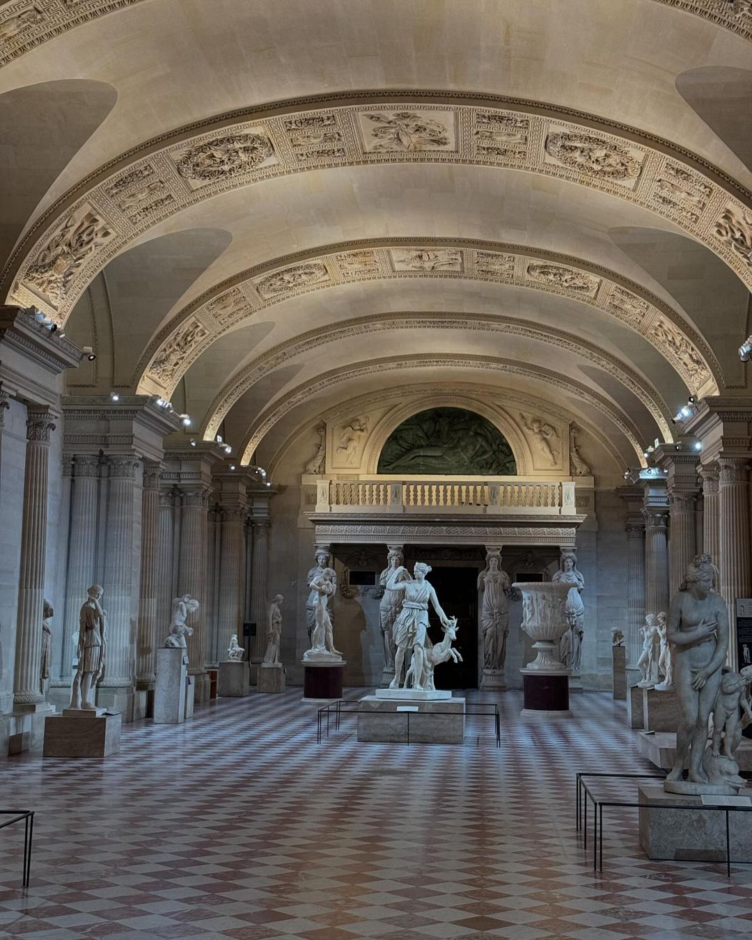 Kendall Jenner's low-key style of flaunting wealth remains unchanged! Late night barefoot check-in photo at Louvre Museum, details attract attention