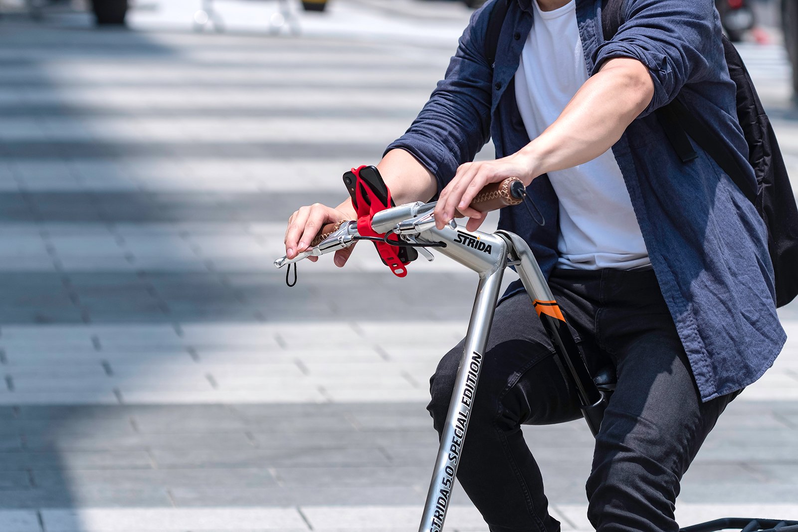 Japan will implement new traffic regulations starting in November, imposing severe penalties for cyclists using their mobile phones, in order to enhance road safety awareness.