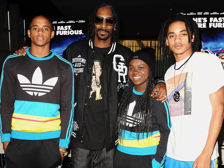 The hip-hop godfather Snoop Dogg is powerful on stage, but offstage he is a warm grandfather! He helps his grandson change into a cartoon outfit, and his way of handling his daughter's life is surprising.