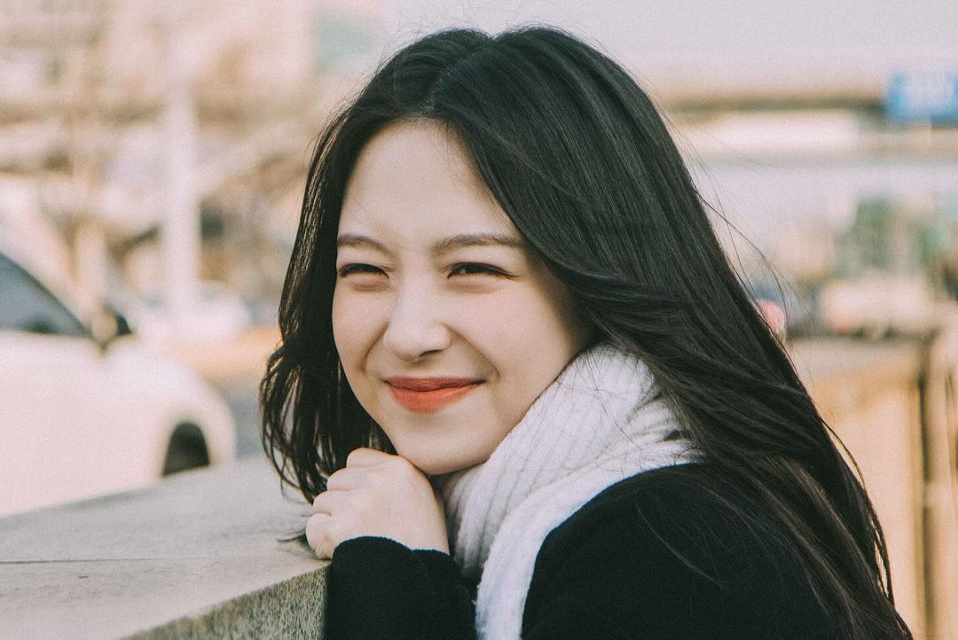 Looks like Jisoo, but has a smile that looks so much like Tang Wei? Zheng Shilin's stunning appearance and prestigious university background attract attention!