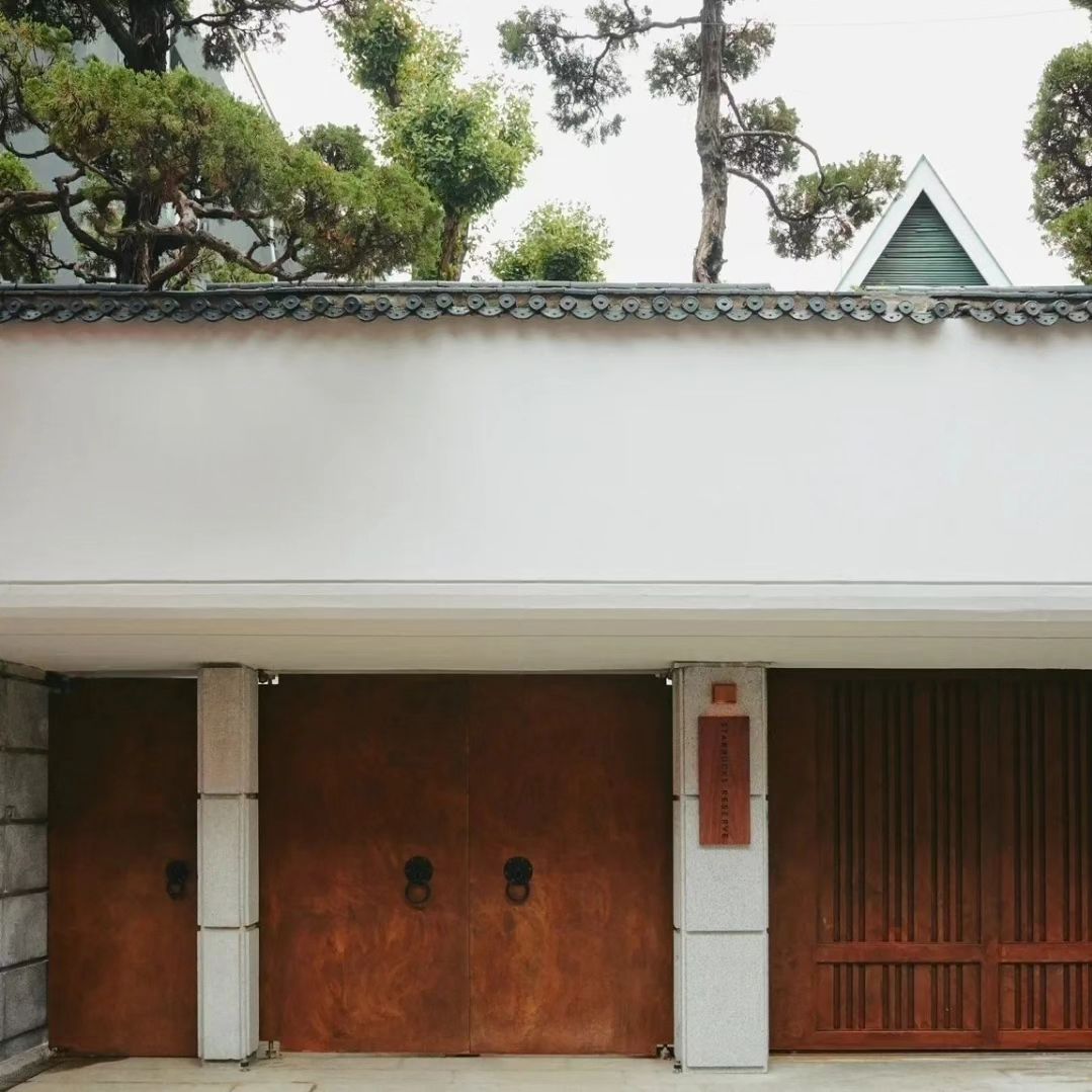 Seoul Renewal Experience! The first Starbucks bar in South Korea has opened, as if strolling through a designer furniture store from the 1960s