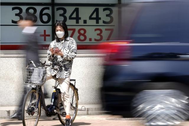 Japan will implement new traffic regulations starting in November, imposing severe penalties for cyclists using their mobile phones, in order to enhance road safety awareness.