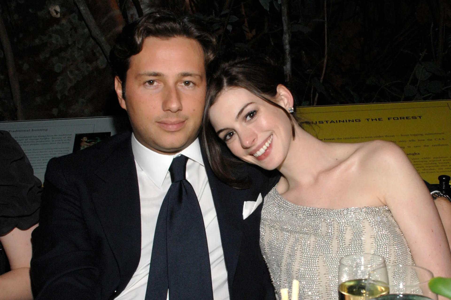 Anne Hathaway's destined love with her husband has sparked heated discussions! What moved her was not a gift, but a sincere heart