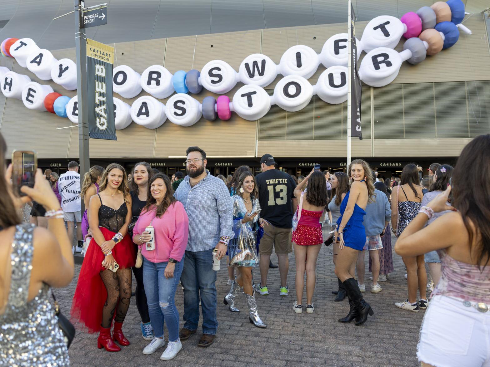 New Orleans Arena opens Taylor Swift mode! Giant Friendship Bracelet Cute Fans' Hearts