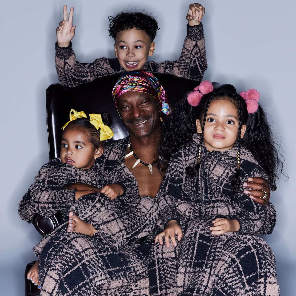 The hip-hop godfather Snoop Dogg is powerful on stage, but offstage he is a warm grandfather! He helps his grandson change into a cartoon outfit, and his way of handling his daughter's life is surprising.