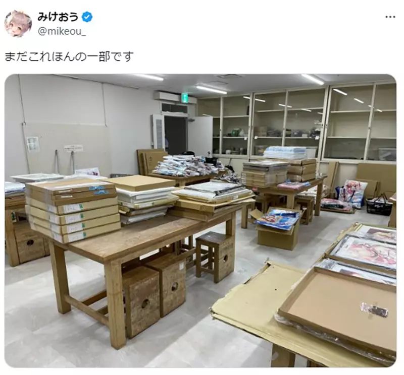 The relics of senior Japanese otaku are difficult to organize, and there are mountains of anime merchandise piled up! The beloved painter before his death was duty bound to lend a helping hand