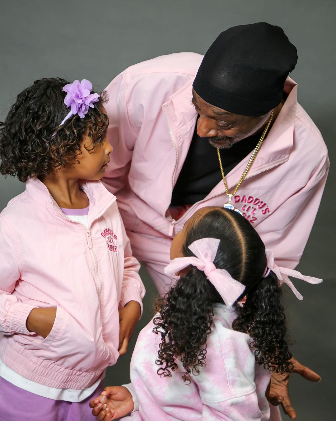 The hip-hop godfather Snoop Dogg is powerful on stage, but offstage he is a warm grandfather! He helps his grandson change into a cartoon outfit, and his way of handling his daughter's life is surprising.