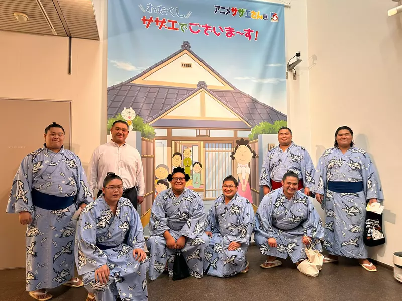 The black powder of sumo wrestlers is actually their mother and grandmother! After discovering the truth, a 19-year-old Japanese wrestler is determined to sever ties!