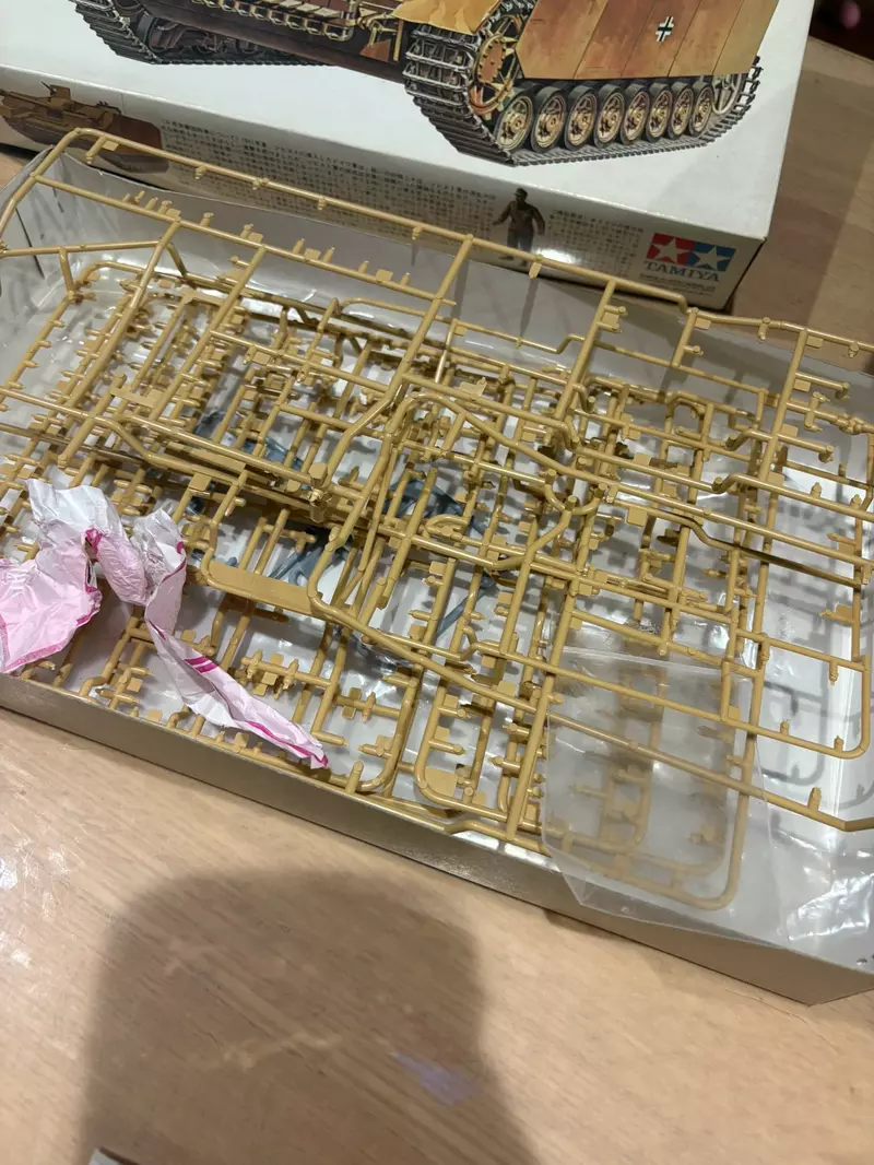 Japanese netizens selling models encounter scammers! The customer requested a return, but found that the items inside had been repackaged into garbage!