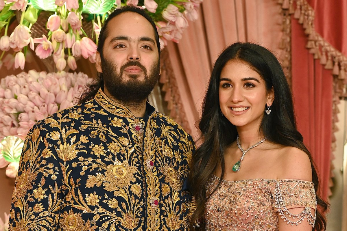 Once thought to be 'marrying down' to the richest man in Asia, but the newlywed wife Radhika Merchant has a stunning background! It is the highest unattainable white rich beauty in India!