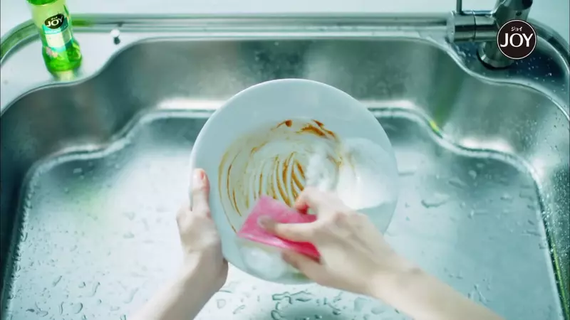 Japanese housewives roast about the advertisement of dish detergent! Can a greasy dish be wiped clean with a scouring pad? Netizen: The person who shoots the advertisement probably hasn't washed the dishes before