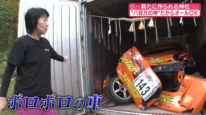 This unknown shrine in Japan enshrines cars that have been smashed into pieces of metal! But the drivers all came to pray for safe driving next year!