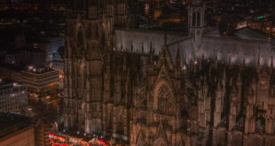 The “Cologne Cathedral Christmas Market,” like a magical world, is famous for its fantastical atmosphere reminiscent of “Harry Potter”! It’s a dream choice for celebrating Christmas!